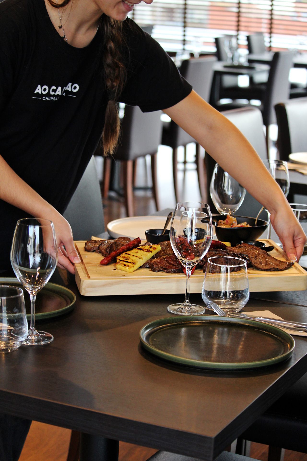 Tábua de carnes na brasa servida à mesa