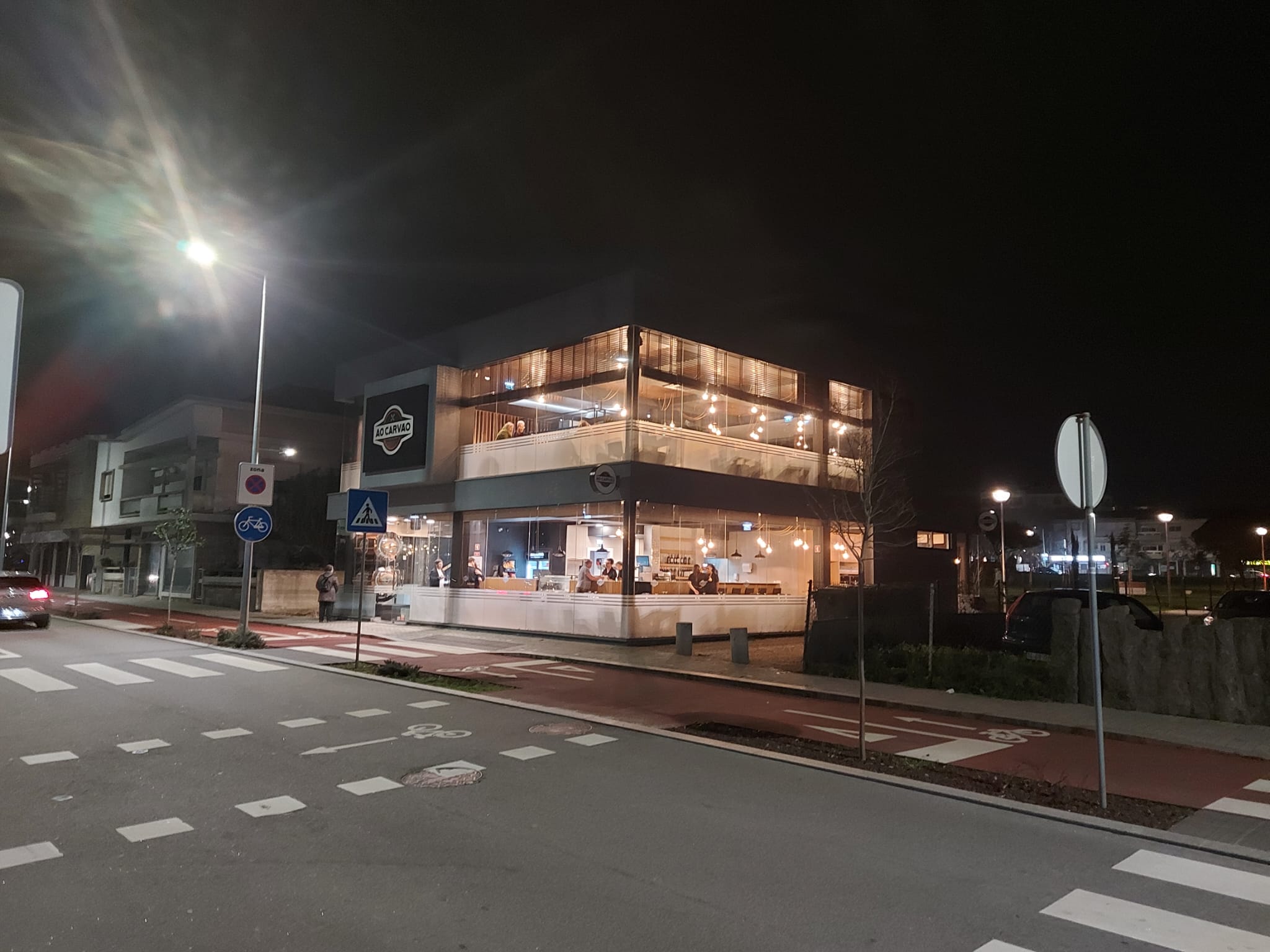 Fachada do restaurante AO CARVÃO em Espinho, à noite